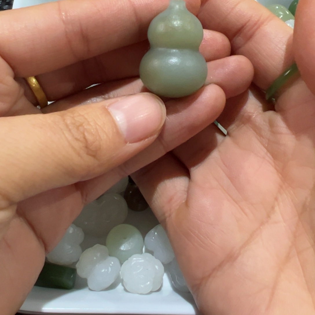 S***a和田玉未镶嵌颈饰