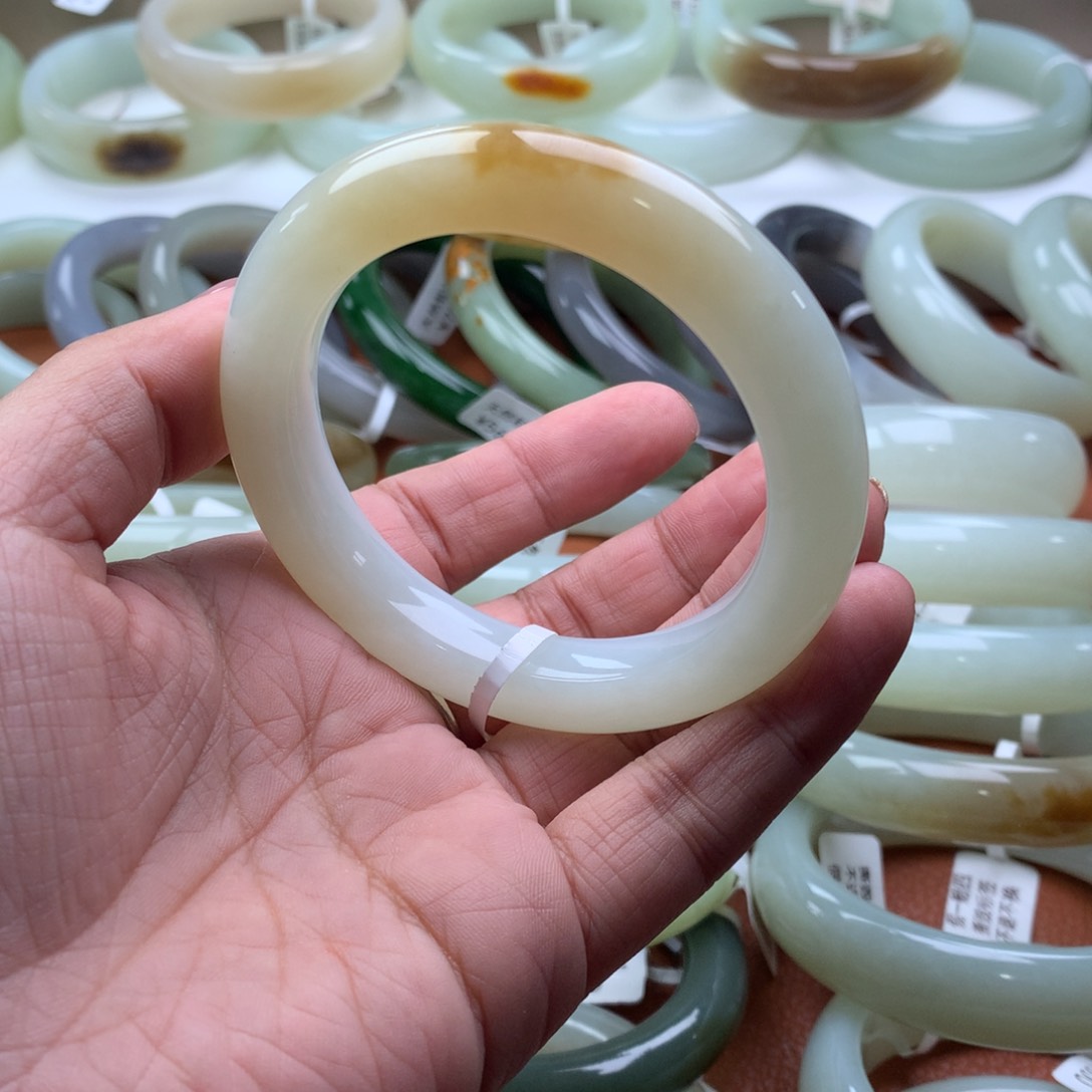 和田玉手镯未镶嵌