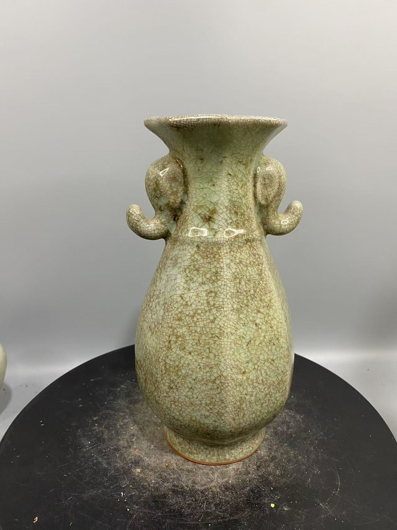 龙泉窑双象瓶造型美观