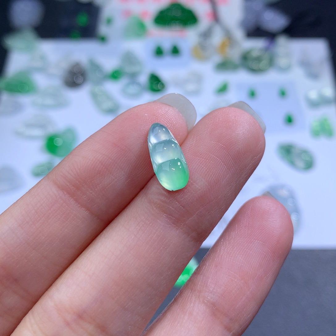 翡翠颈饰未镶嵌11.8 5.4 2.3