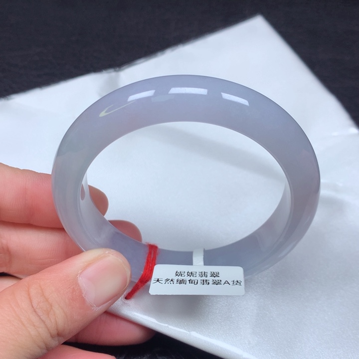 翡翠手镯未镶嵌。