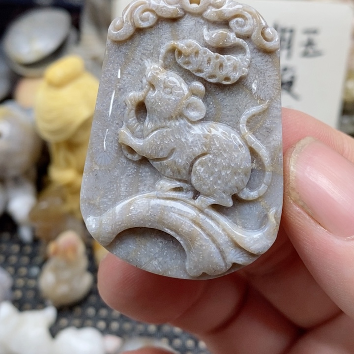 颈饰未镶嵌硅化珊瑚（珊瑚玉）