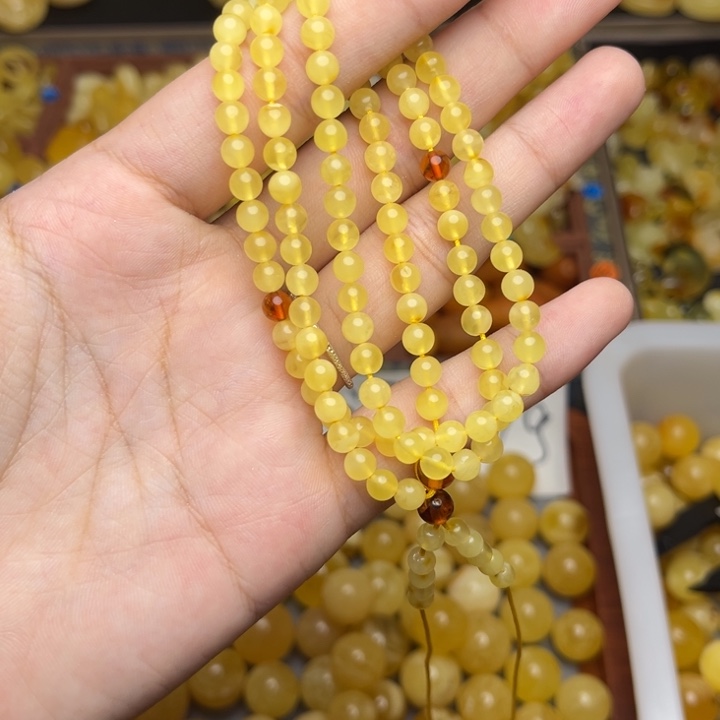 蜜蜡未镶嵌珠宝奇石鸡油黄满蜡妖花108颗卡5。微微瑕