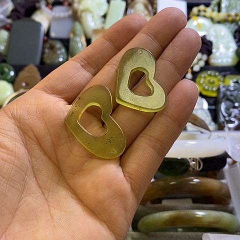 岫玉未镶嵌耳环一对