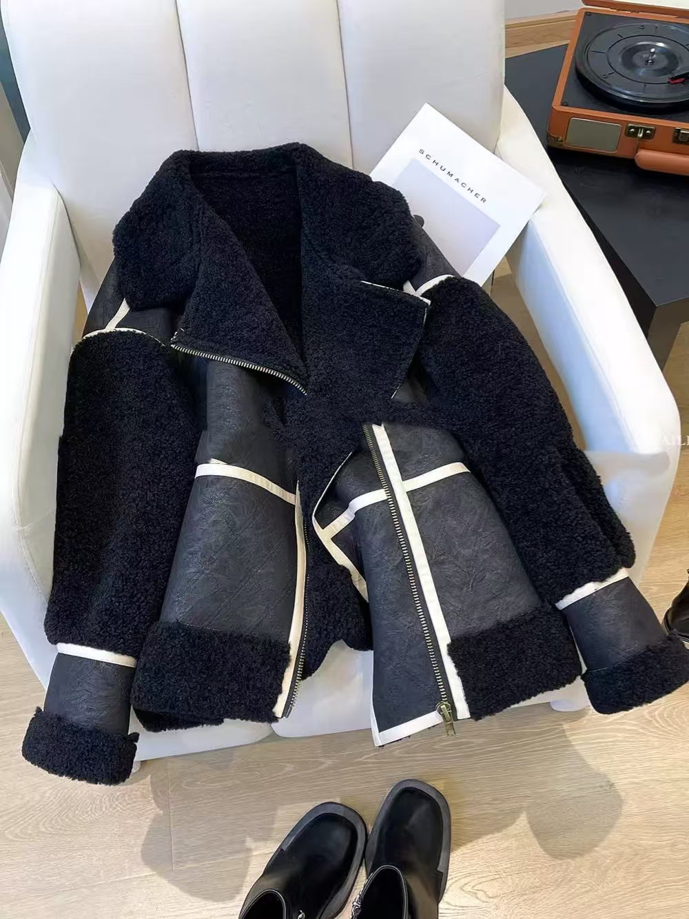 冬季羊羔毛拼接纹路外套