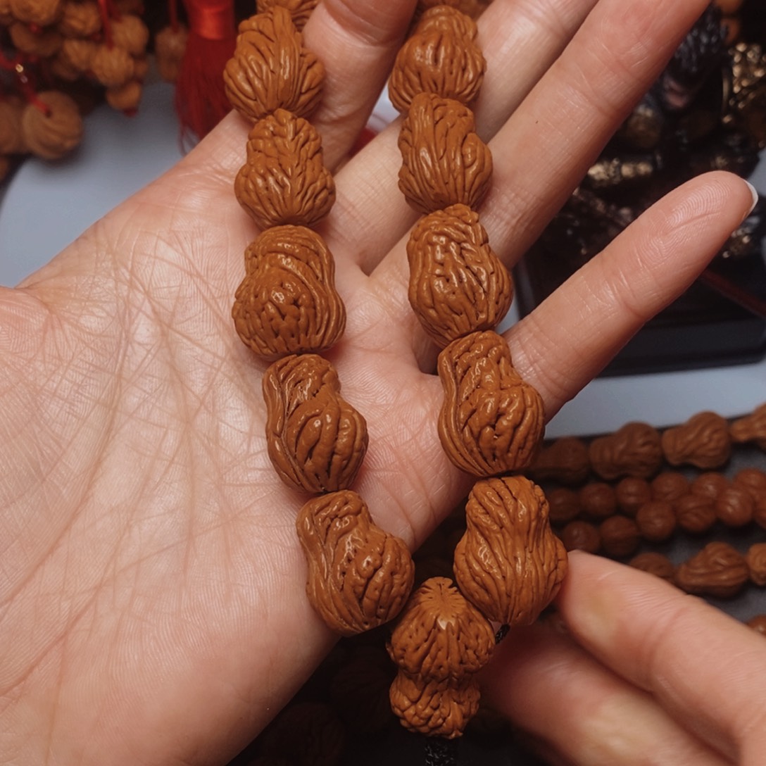 岳***糊桃核吊坠桃枭手持1