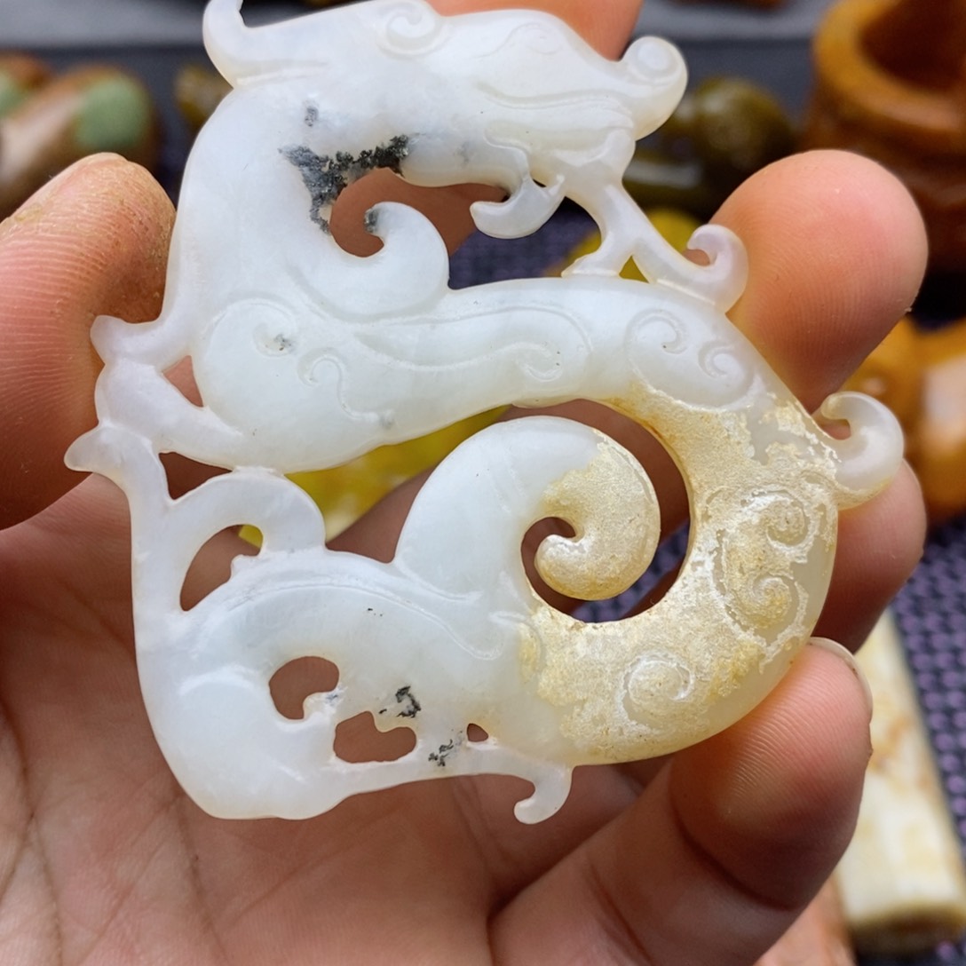 蛇纹石玉颈饰未镶嵌