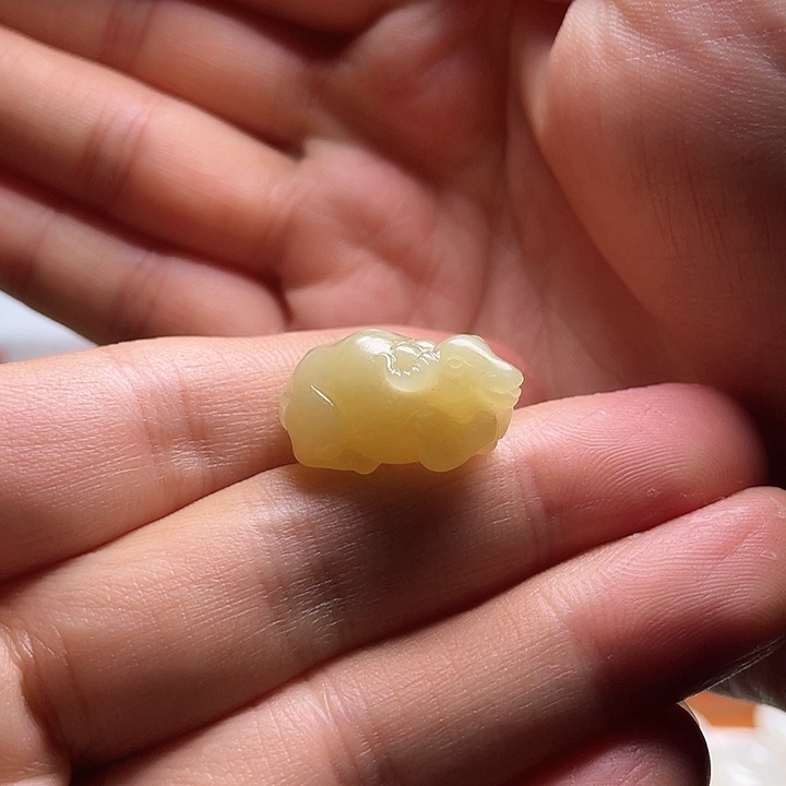 和田玉（黄玉）和田玉小牛未镶嵌