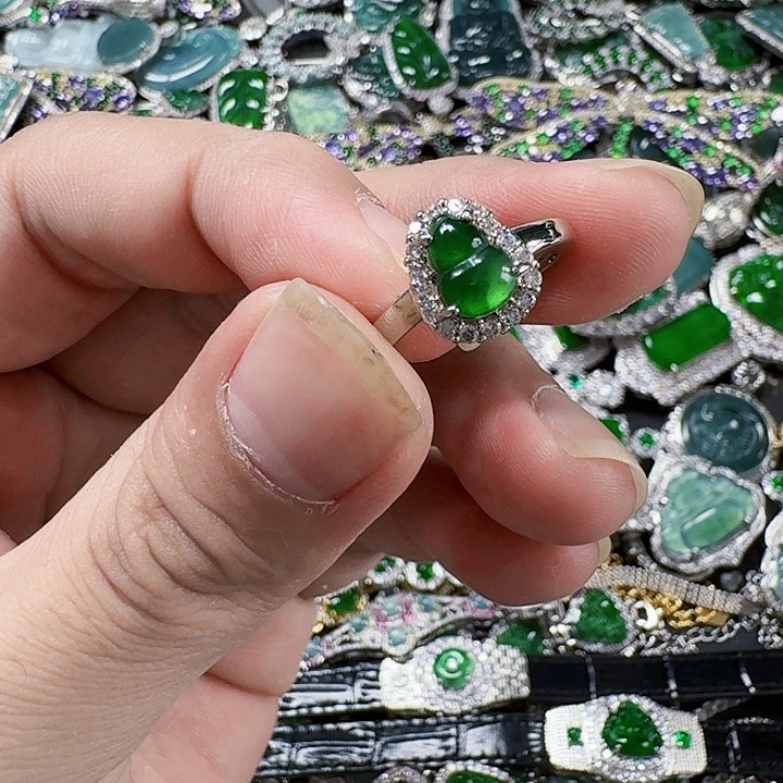 翡翠颈饰未镶嵌天然A货翡翠放漏