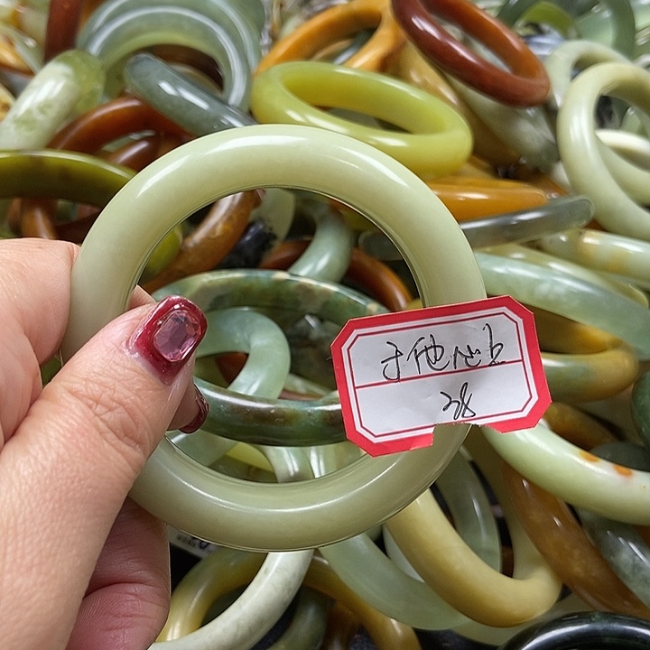 蛇纹石玉手镯未镶嵌于****精