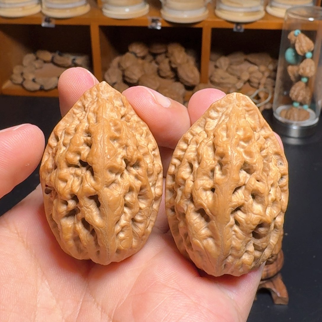 文玩核桃把件粗筋绣花鞋