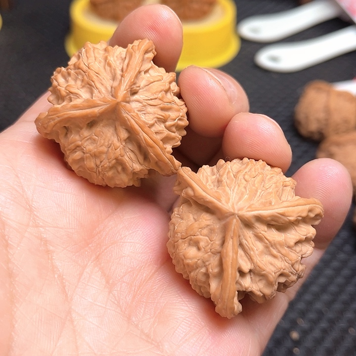 桃核把件38三棱核桃