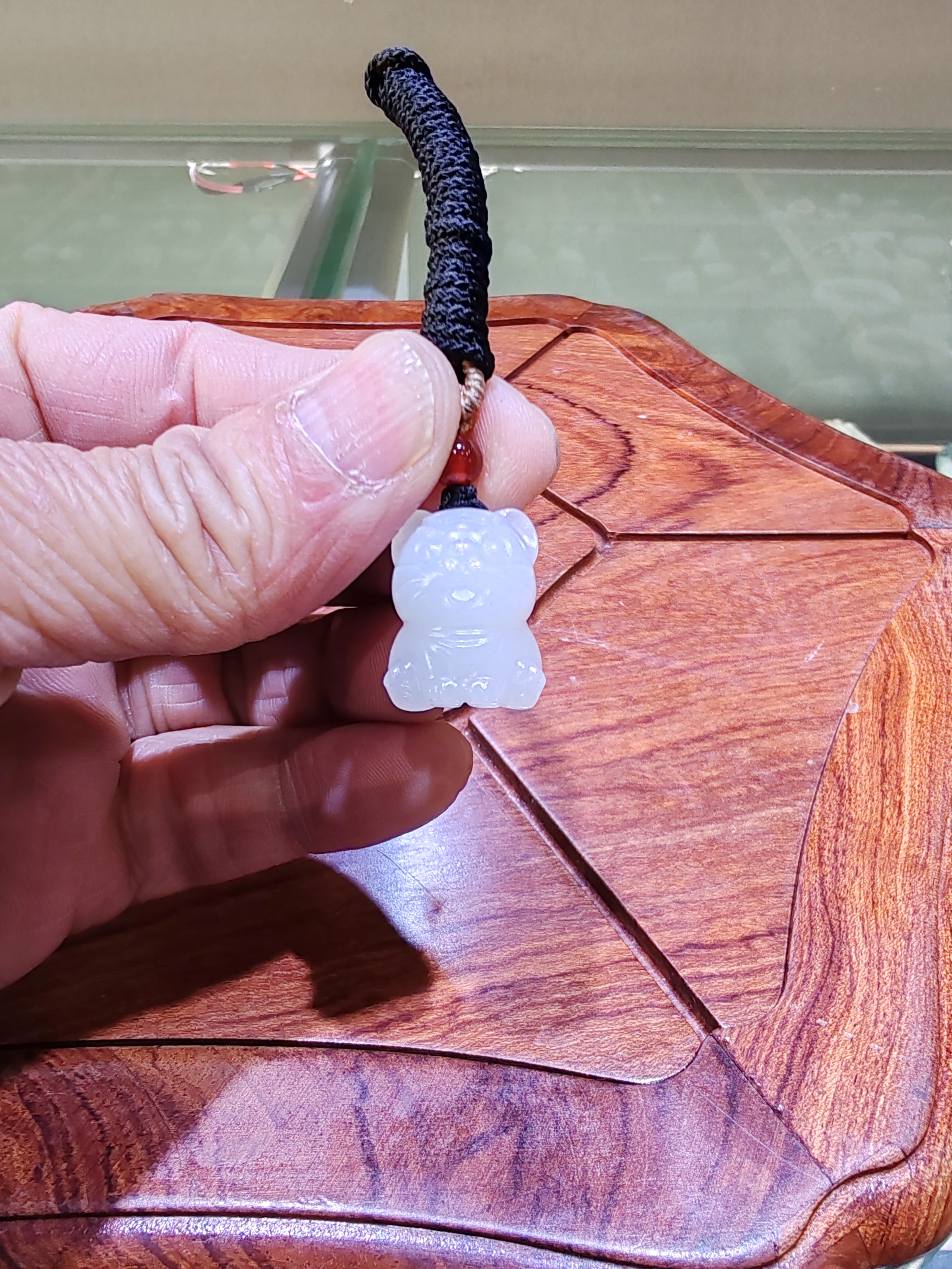 和田玉虎型吊坠，小时候很多人穿过虎头槐鞋，2x1.4㎝。