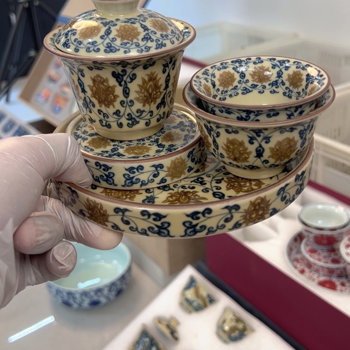 瓷片釉里金缠枝莲五件套全品