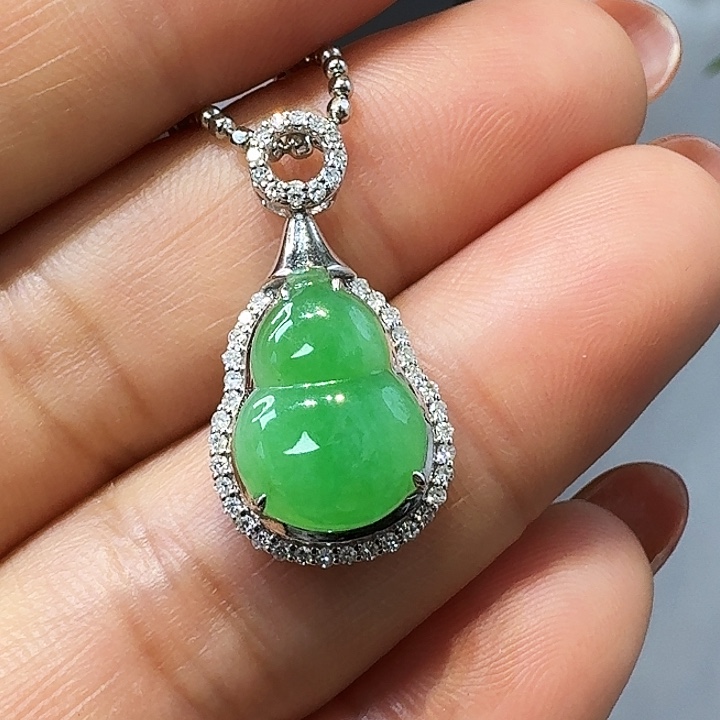 翡翠18K金镶嵌颈饰葫芦