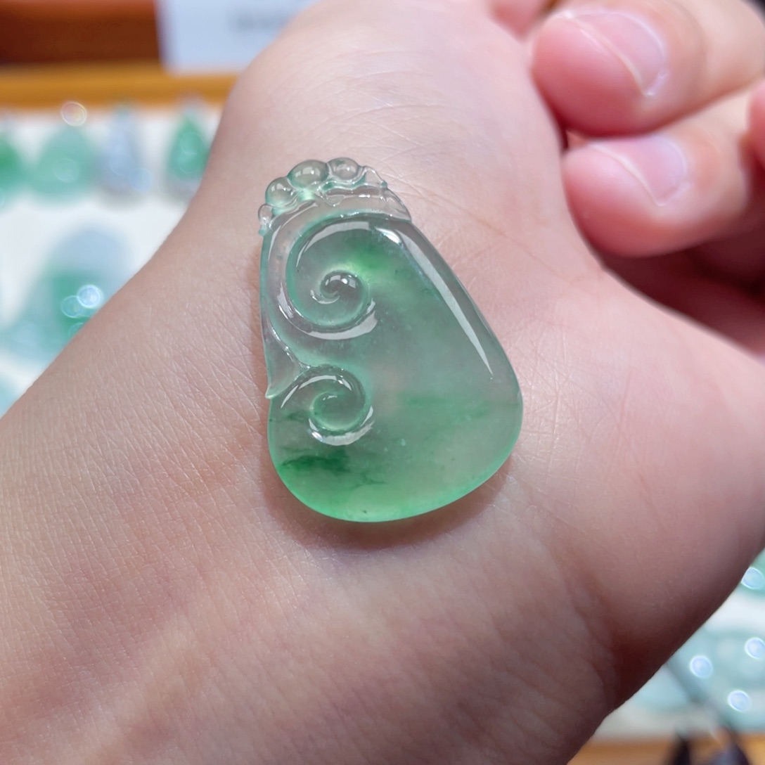 翡翠未镶嵌颈饰如意