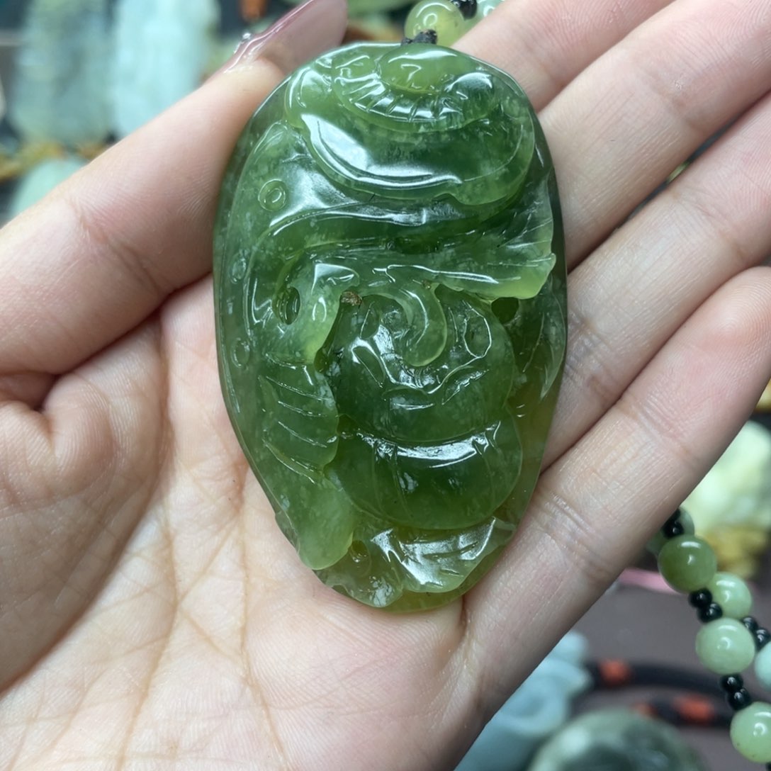 蛇纹石玉颈饰未镶嵌