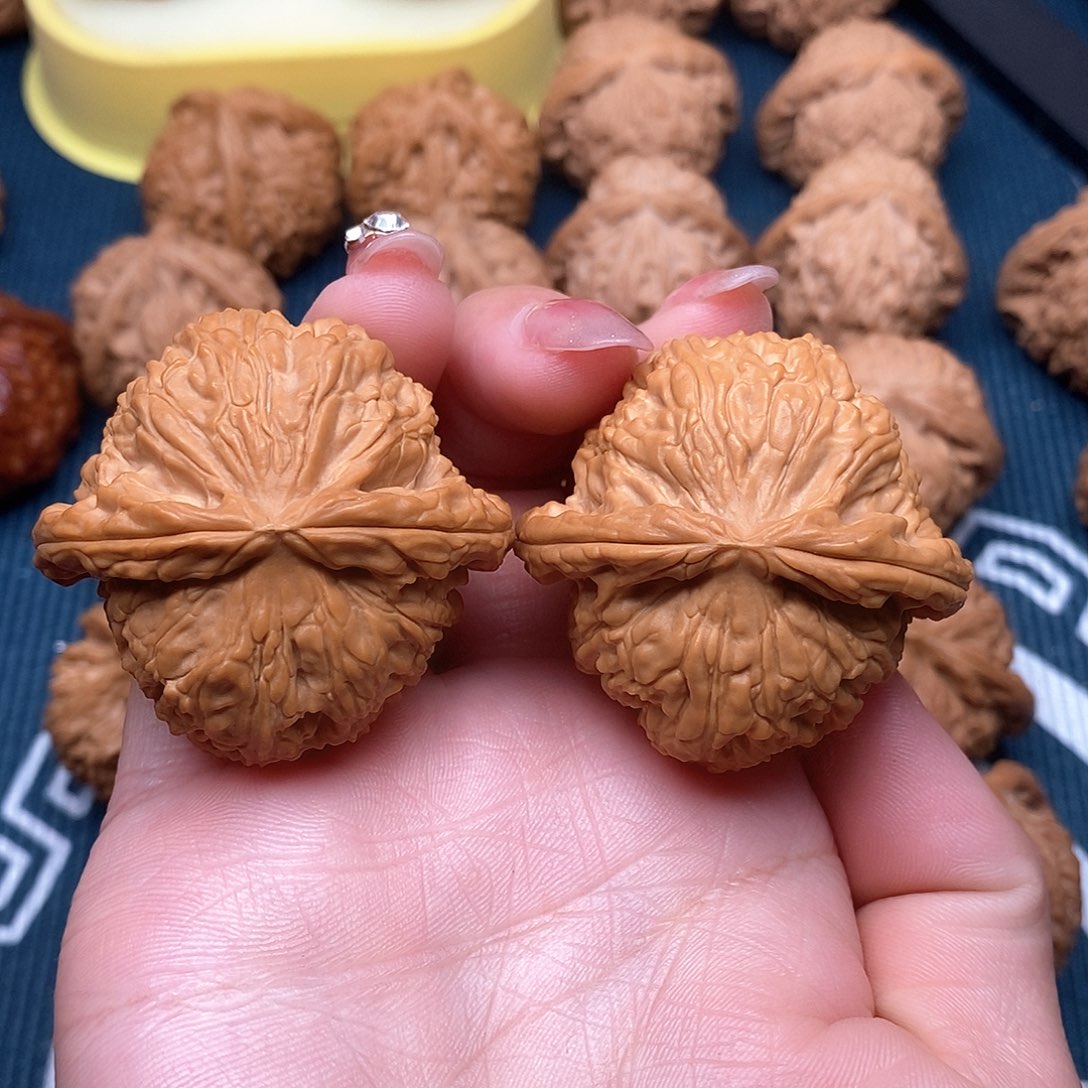 文玩核桃吊坠白狮子45