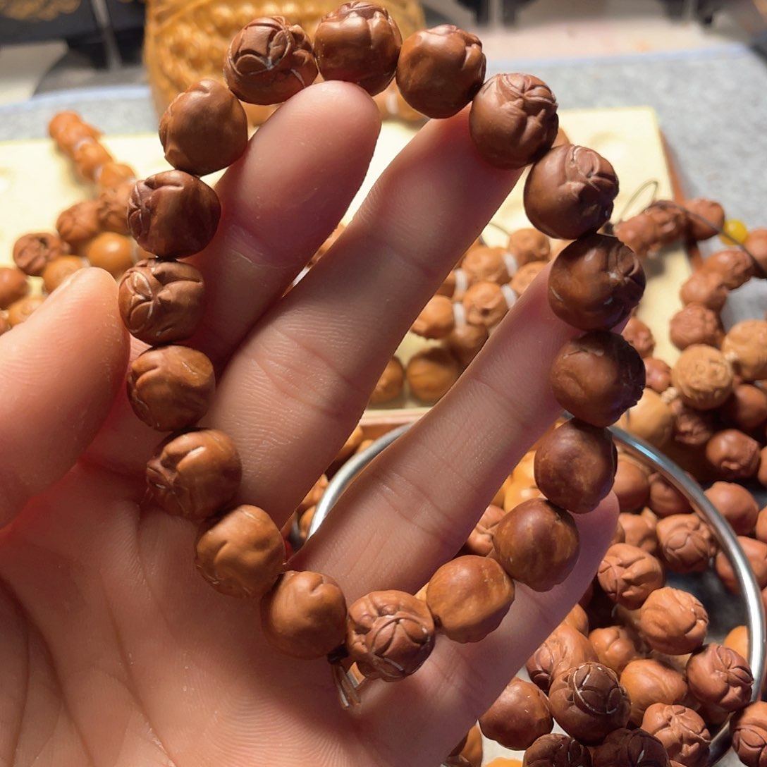 龙纹桃核雕刻猫爪