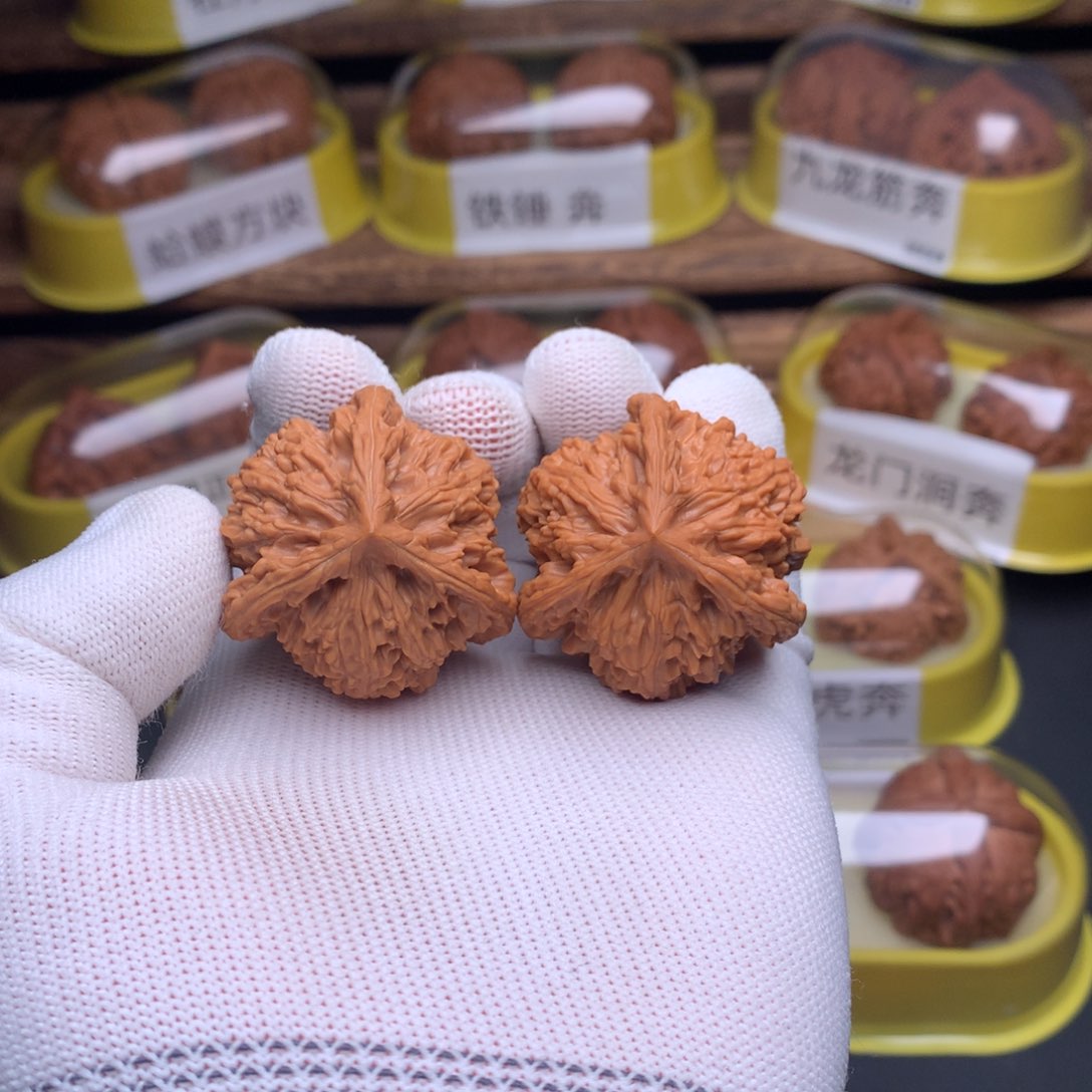 文玩核桃吊坠盘龙虎头奔