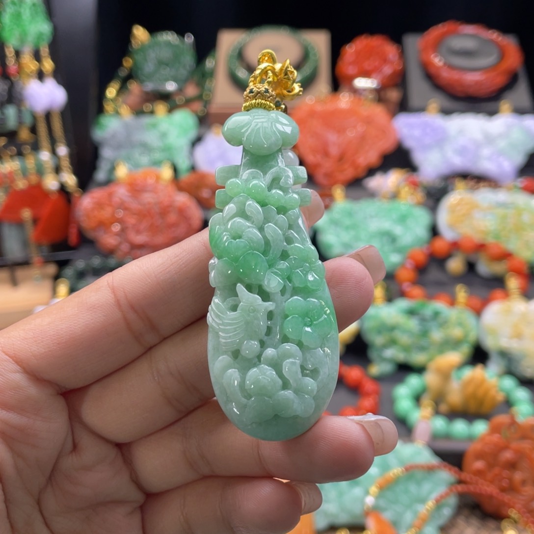 翡翠颈饰未镶嵌狗****?代编织