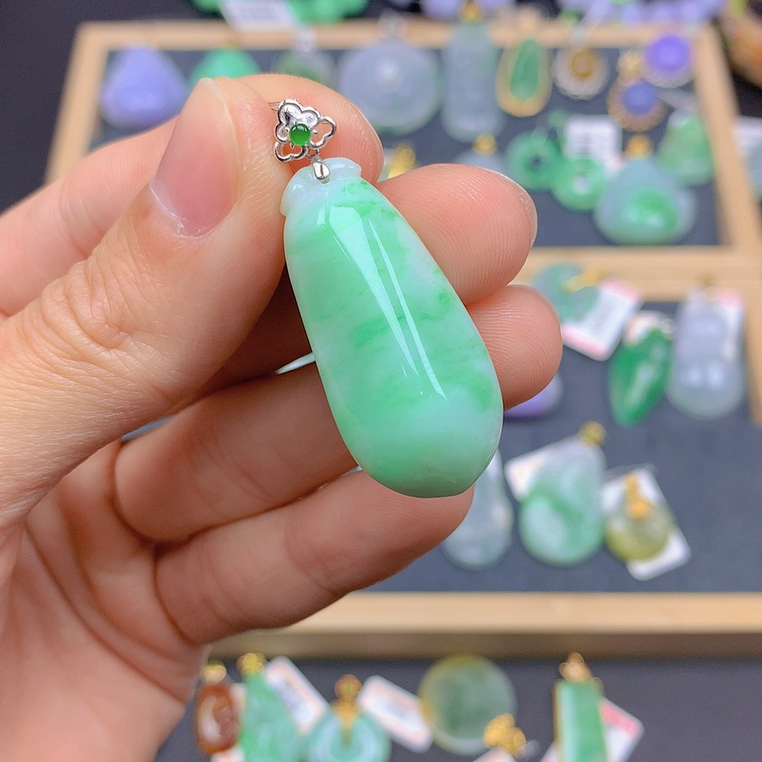 翡翠颈饰18K金镶嵌翡翠