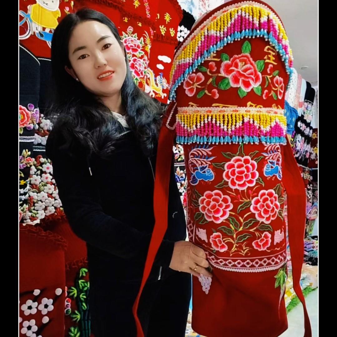 百顺大号珠子绣花背带尺寸87cm×73cm四季款适用于0至4岁解放双手