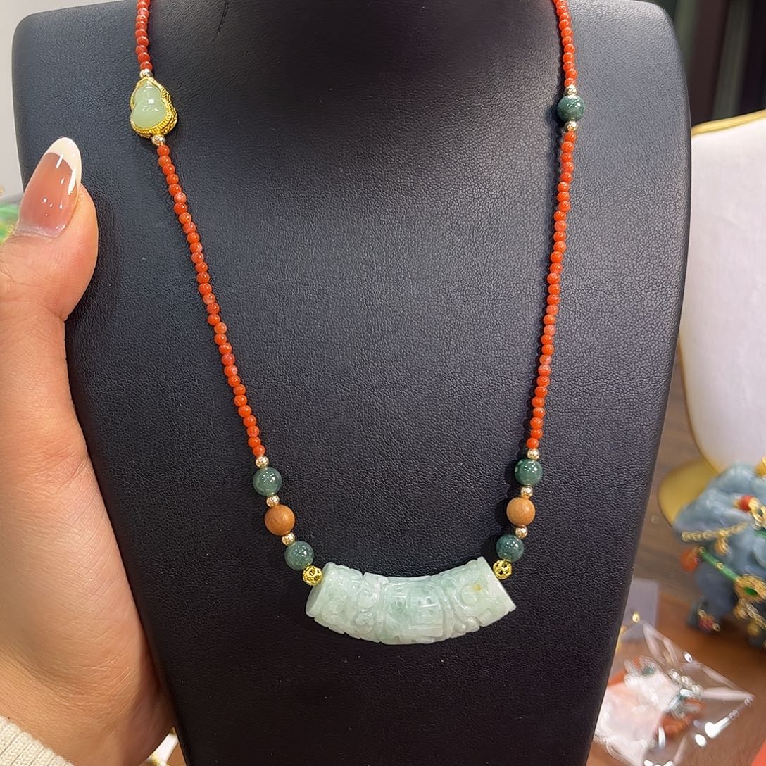 翡翠未镶嵌颈饰炸