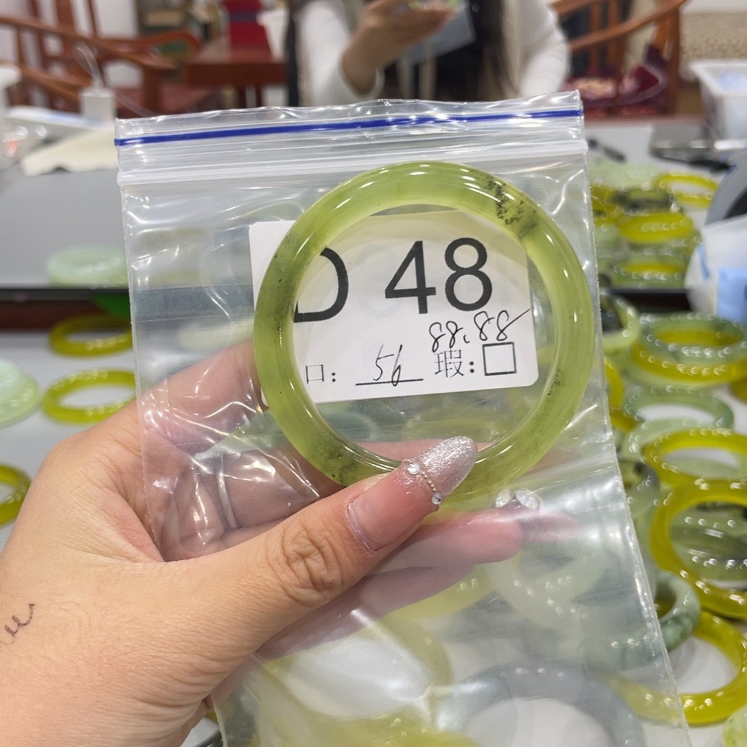 未镶嵌蛇纹石玉颈饰宰****苗