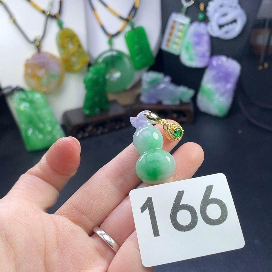 翡翠未镶嵌吊坠(赠链)