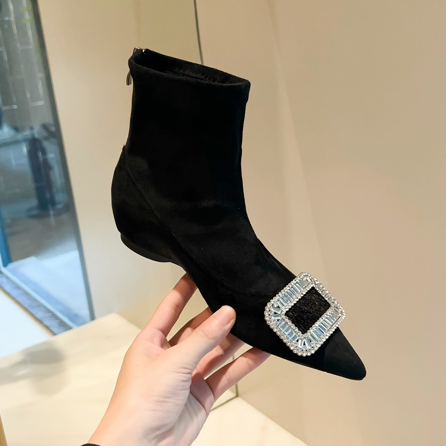 瘦瘦靴2025内增高短靴女秋冬单靴尖头水钻方扣加绒百搭后拉链短筒