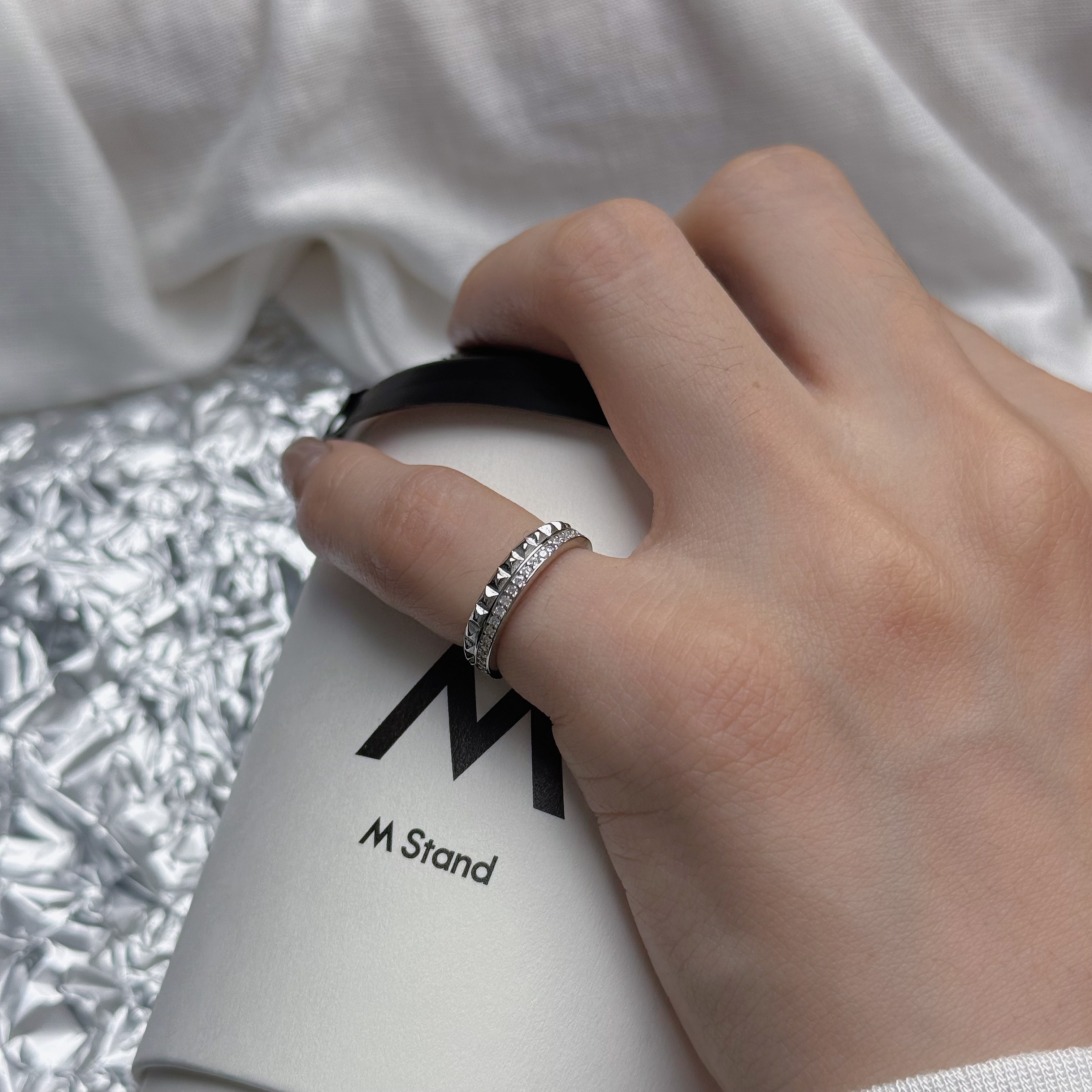 925银戒指 小冰块尾戒s925银闭口戒指镶嵌精工高级半锆半素指环