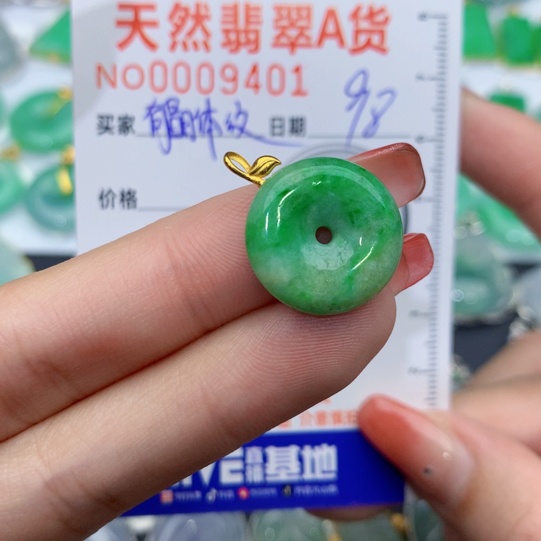 翡翠颈饰18K金镶嵌扣