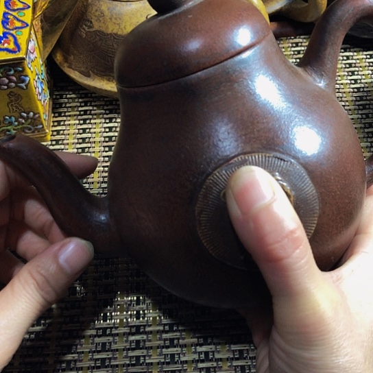 紫砂茶壶原矿泥料手工制作的紫砂壶。