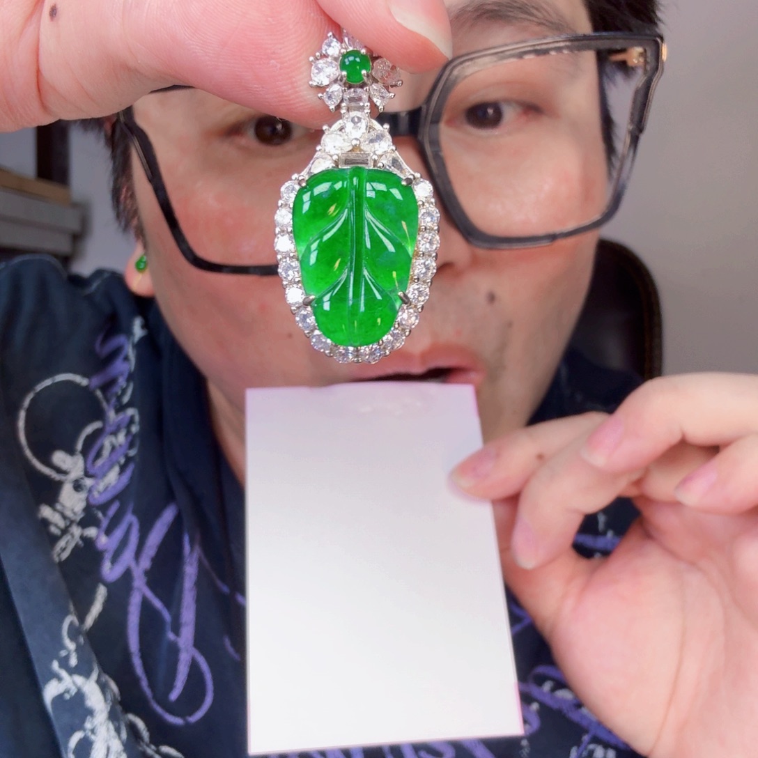 翡翠未镶嵌颈饰一件