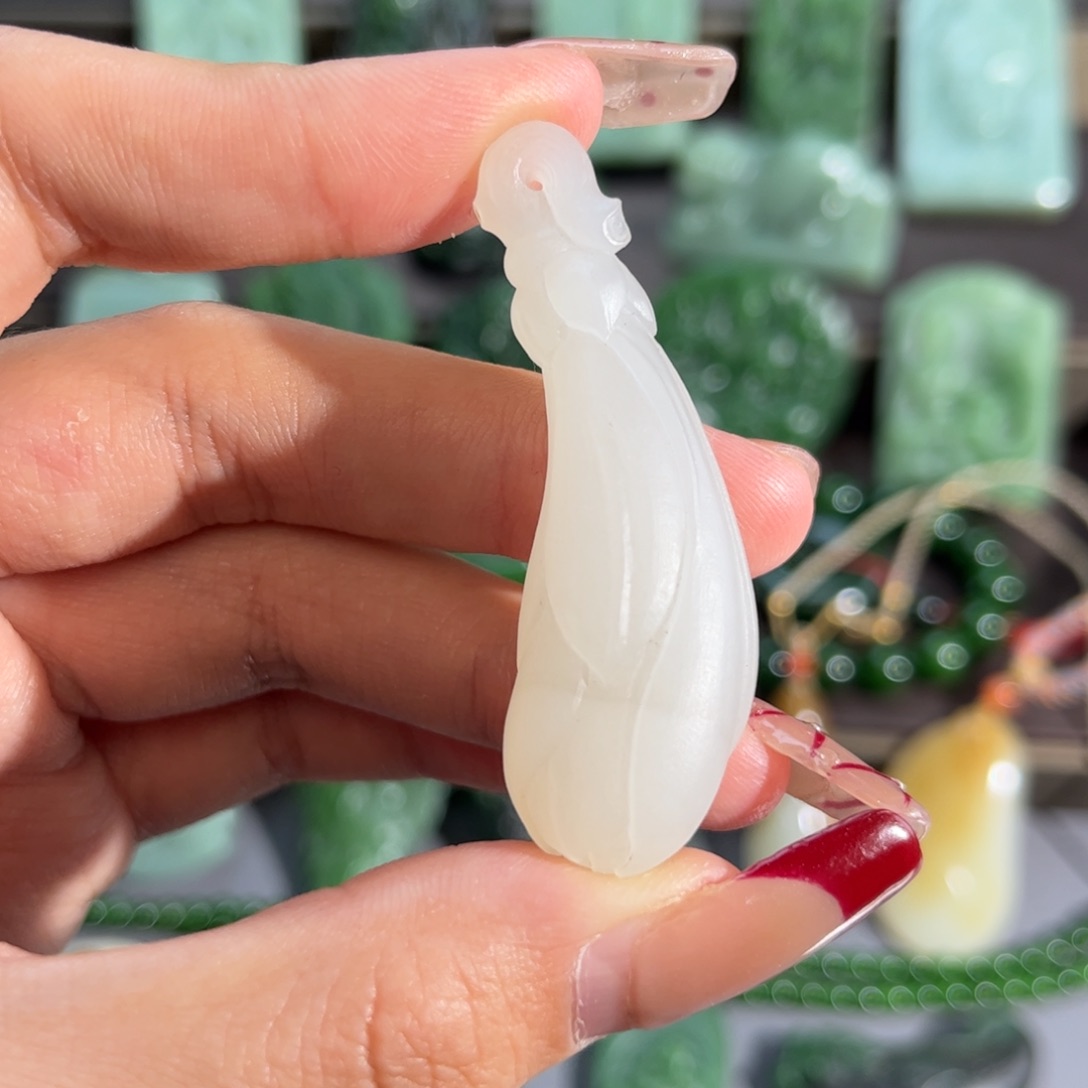 和田玉颈饰未镶嵌高冰白玉兰花定制