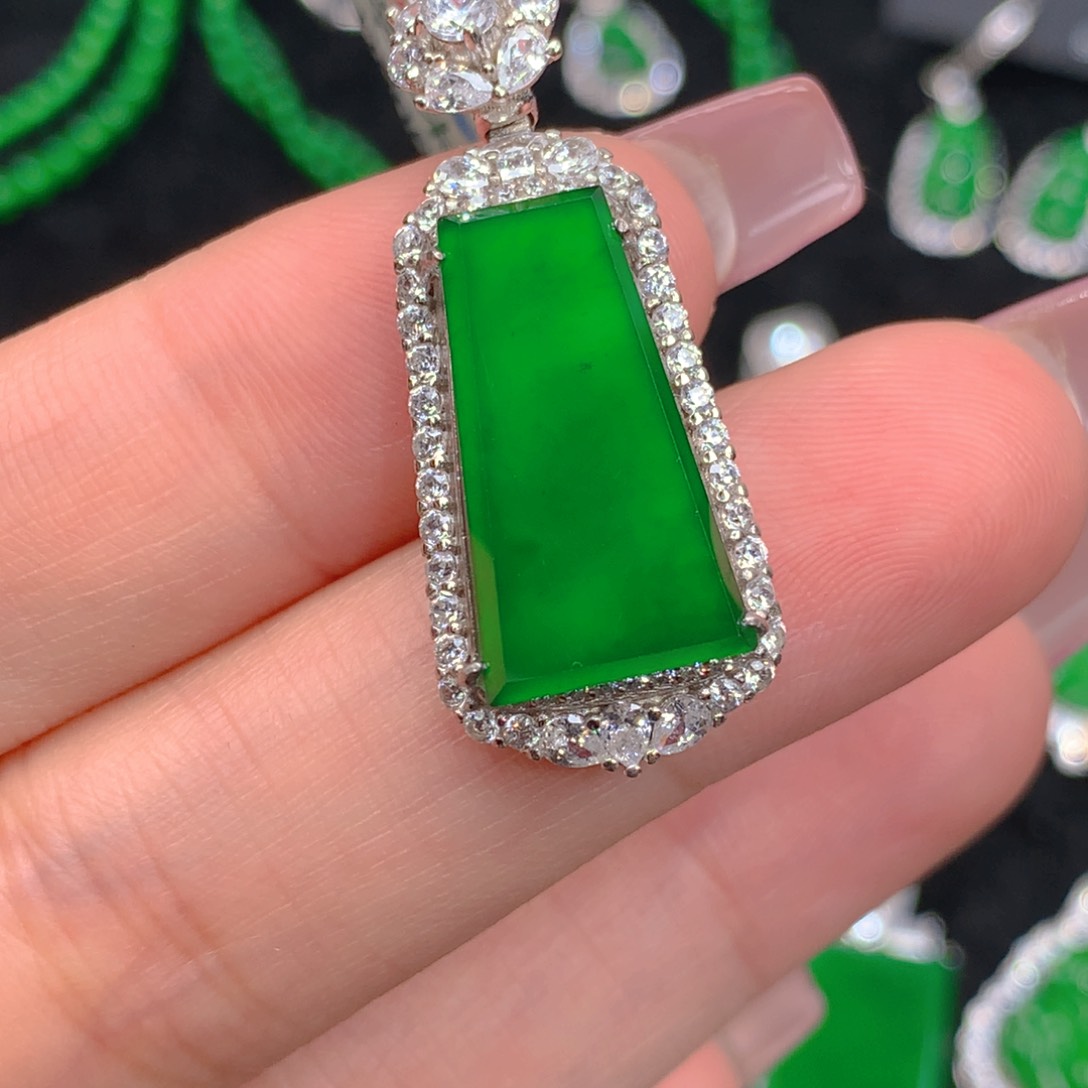 翡翠吊坠(不含链)银S925镶嵌藤****人