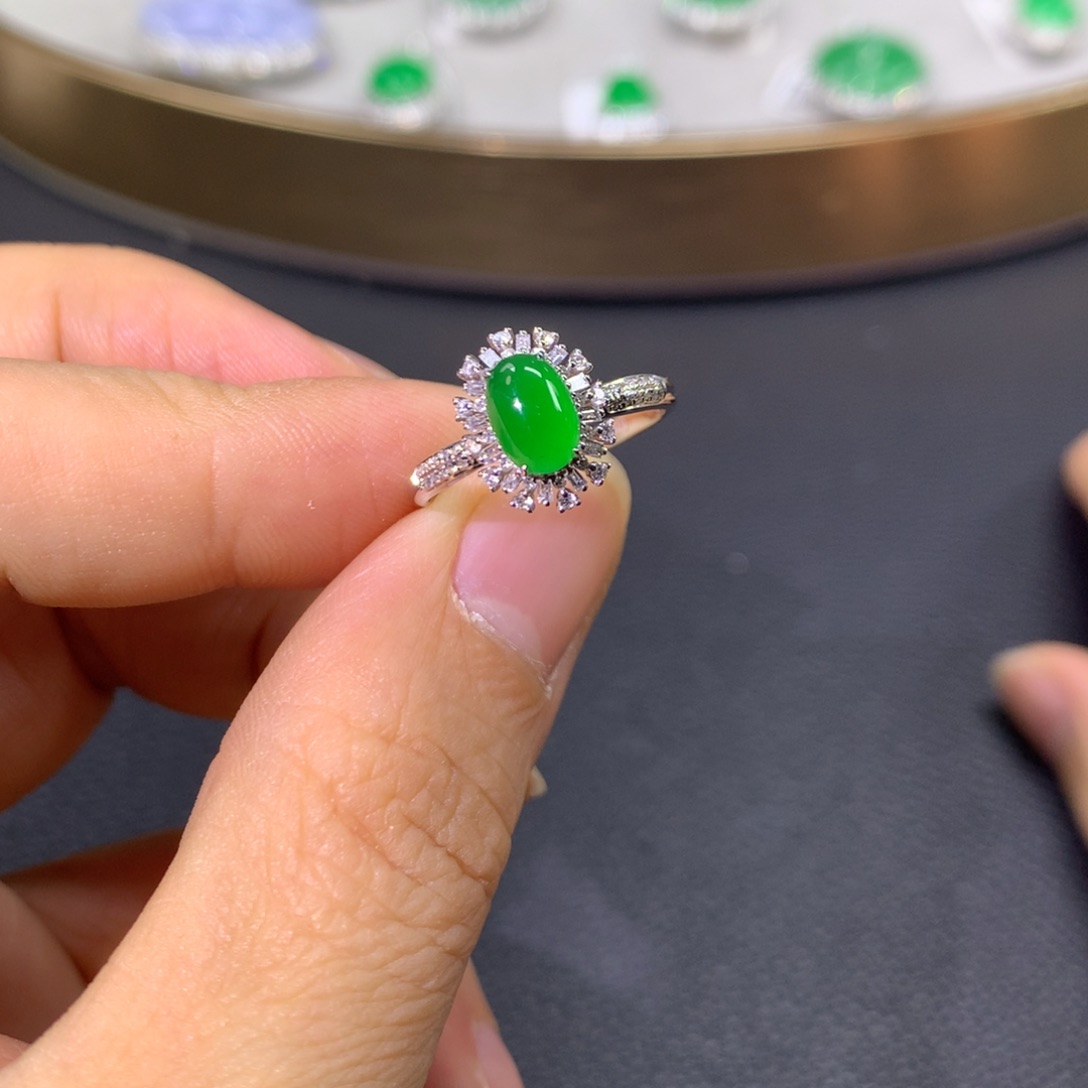 翡翠戒指18K金镶嵌翡翠