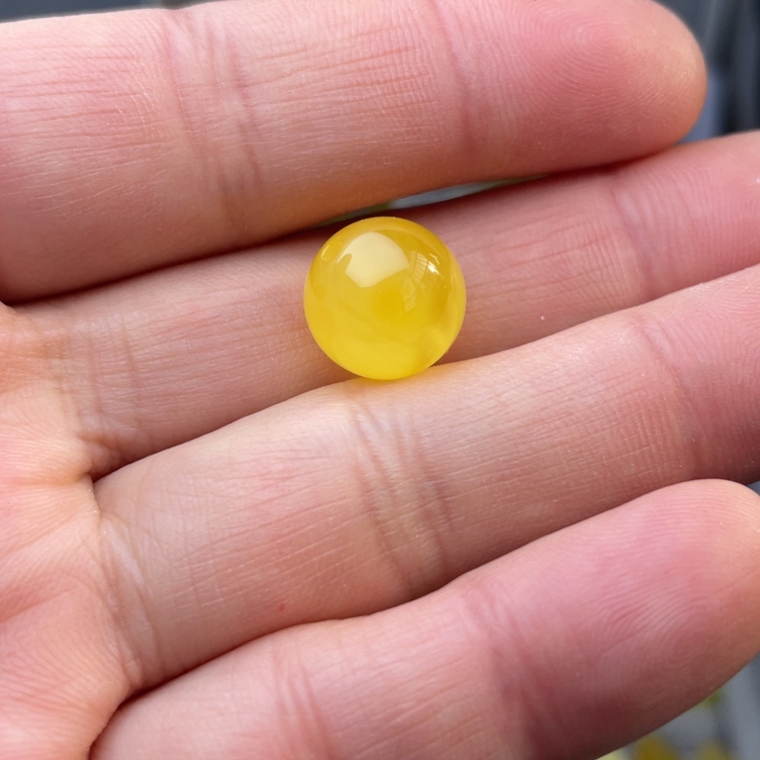 蜜蜡未镶嵌裸石圆珠约12.9毫米微瑕疵