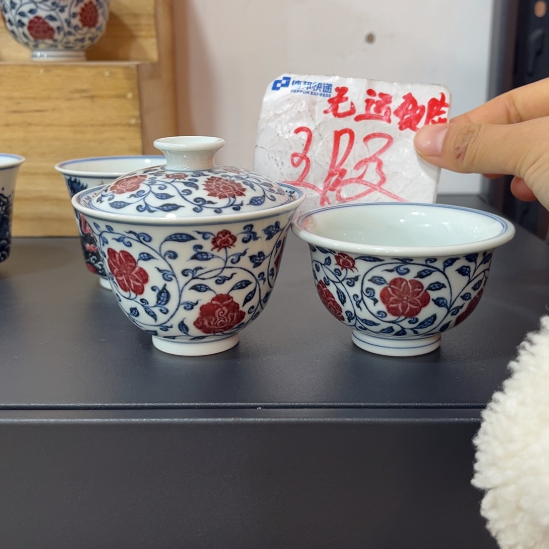 Q**庆青花釉里红缠枝花卉两件套