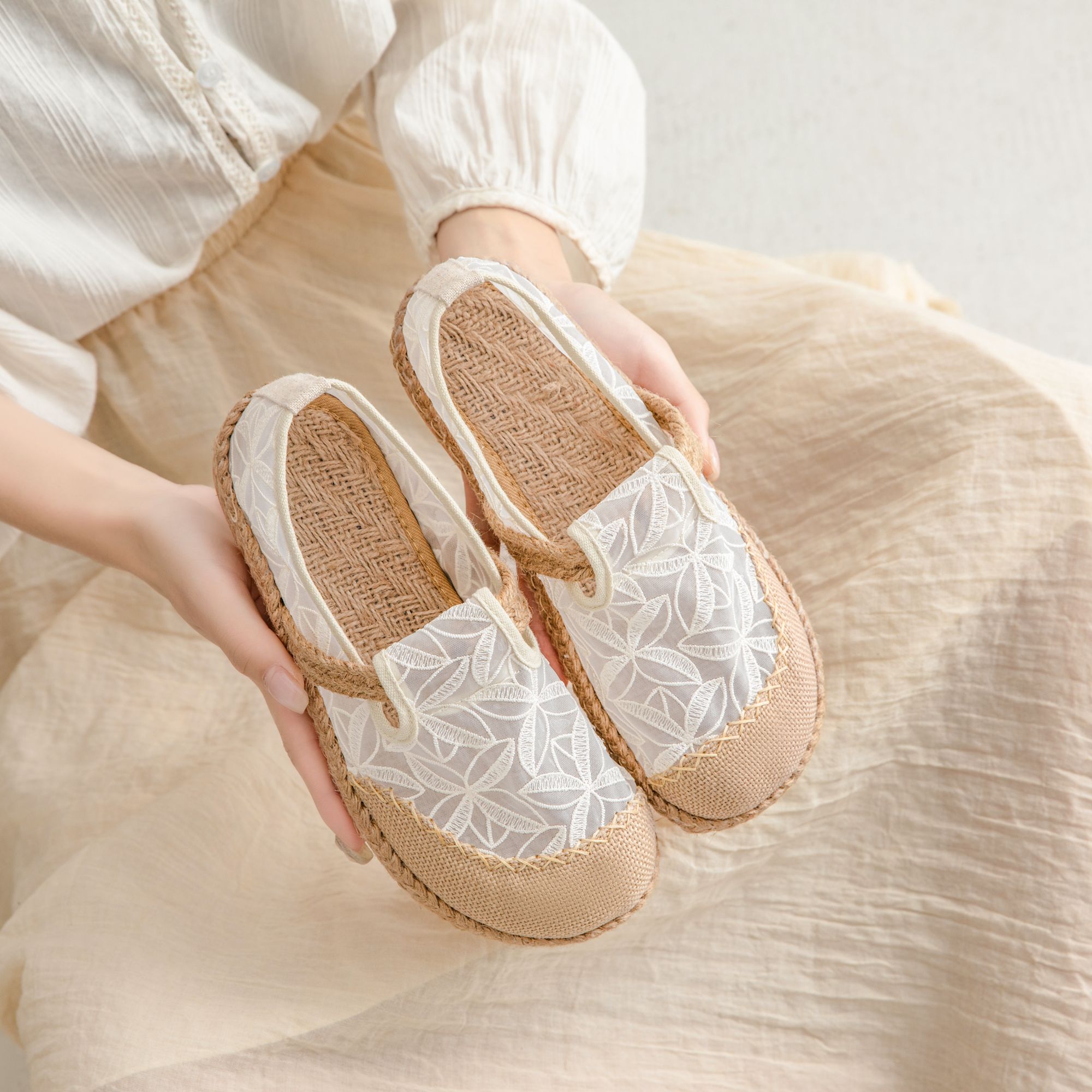 蕾丝拖鞋夏季透气软底复古包头平底舒适女士外穿镂空厚底民族风