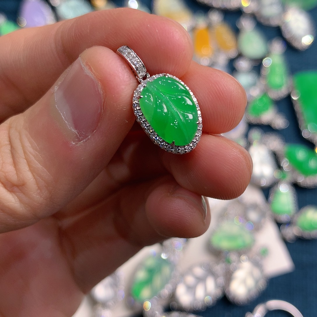 翡翠颈饰18K金镶嵌叶子