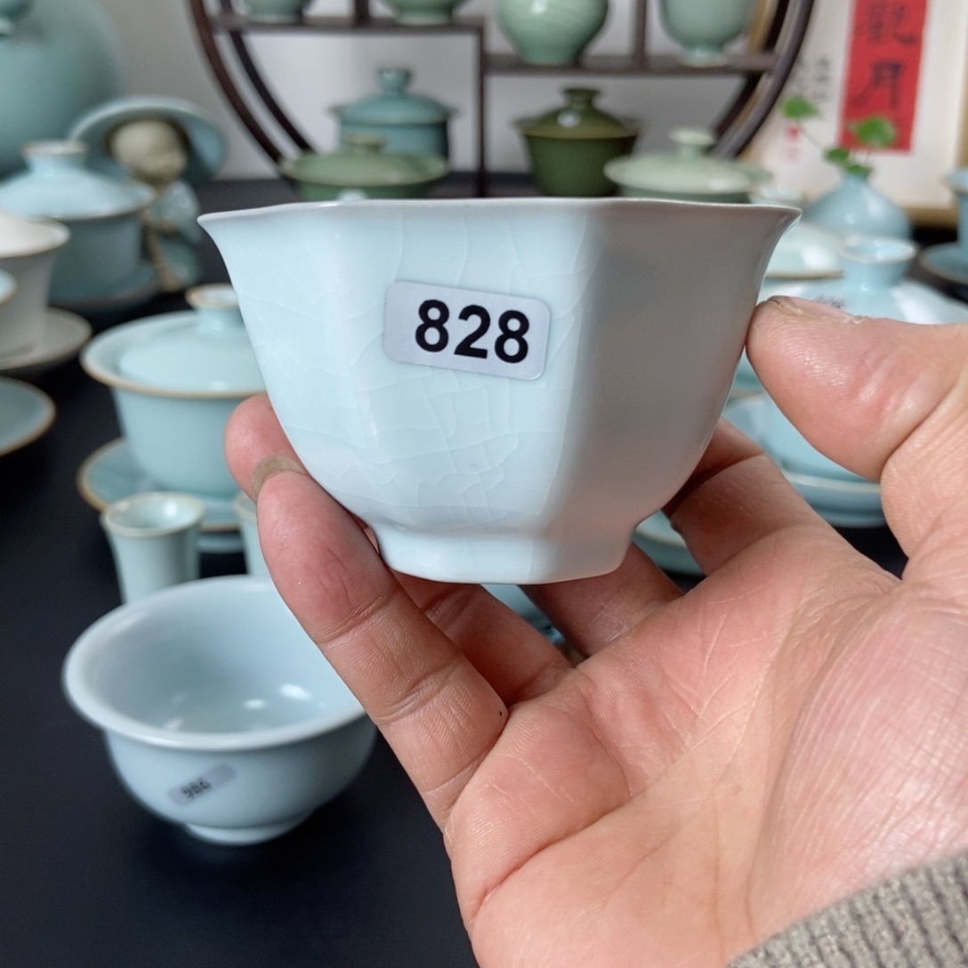 一级品月白釉八方杯