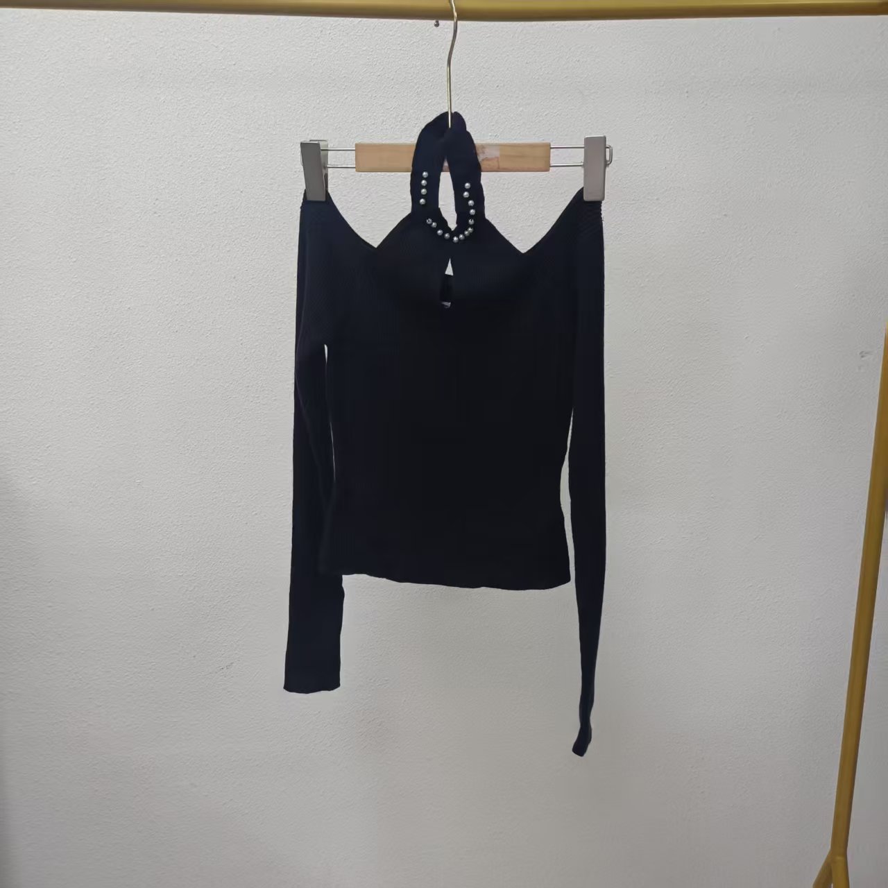 唯琳剪标   8仓A4-8-3974款   U家黑色挂脖长袖上衣