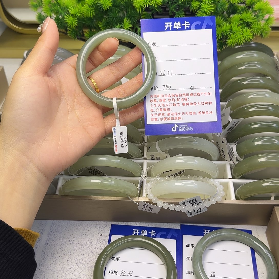 和田玉未镶嵌手镯