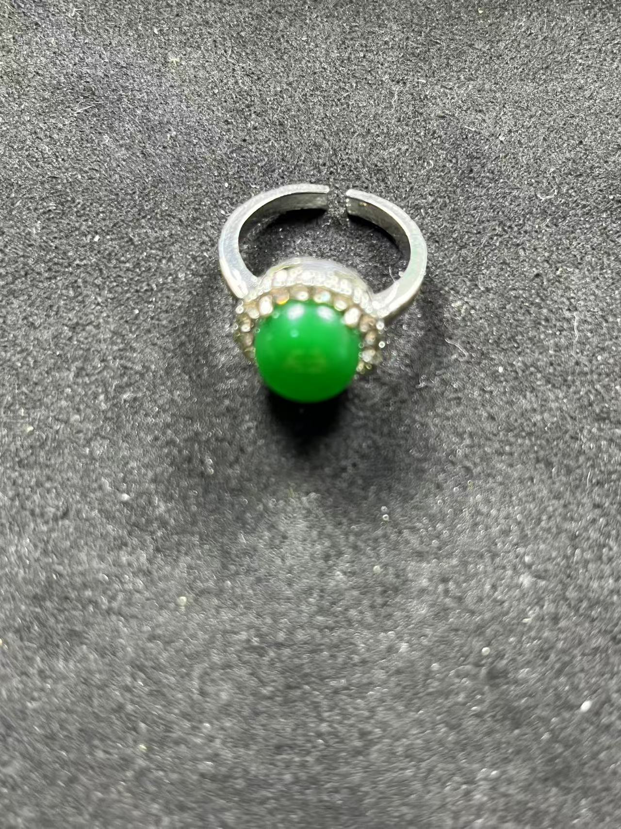 缅A纯正满绿缅翠圆蛋面戒Z，多样性发一盆景石