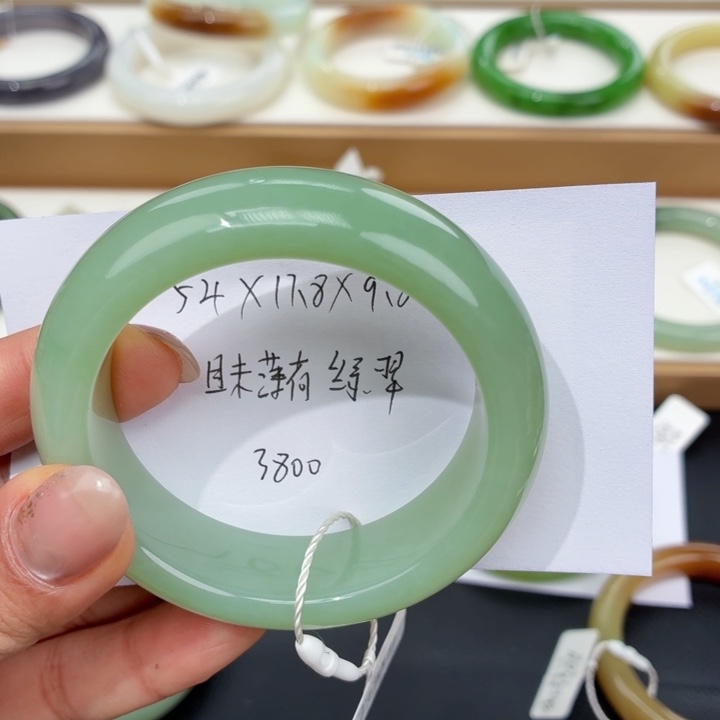 跷***板和田玉未镶嵌手镯