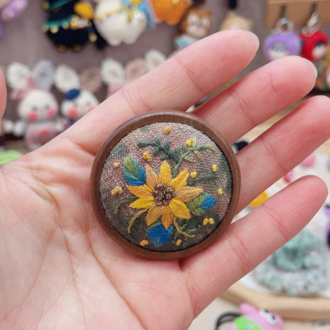 半****编织品向日葵刺绣胸针