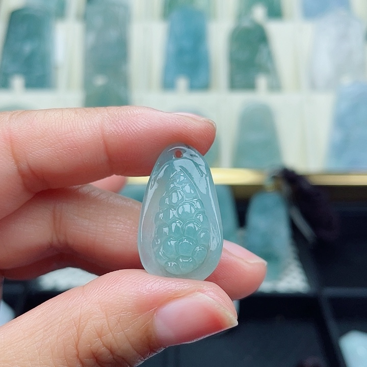 翡翠颈饰未镶嵌葡萄