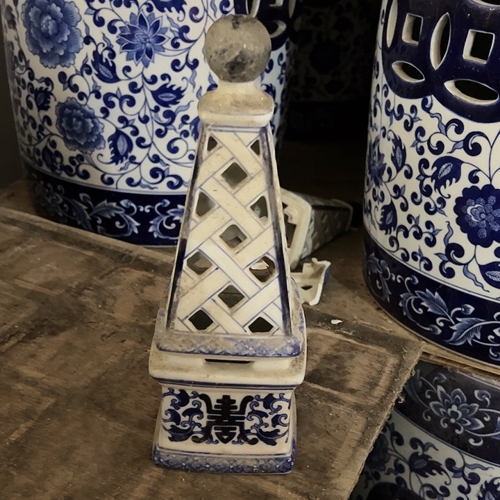 摆件青花瓷手工手绘高温釉下彩镂空宝塔熏香炉